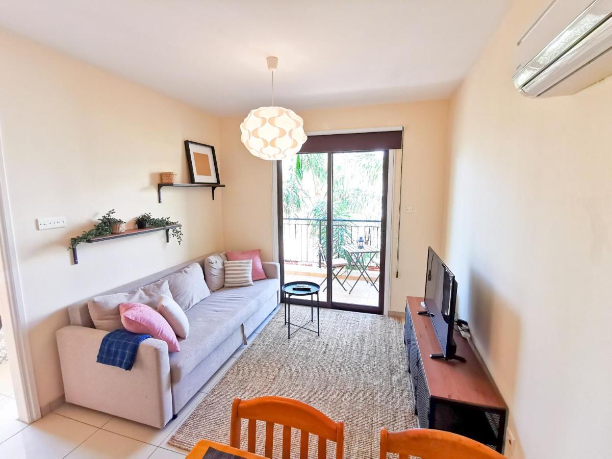 Sunny Pool Apartment Voroklini Bagian luar foto
