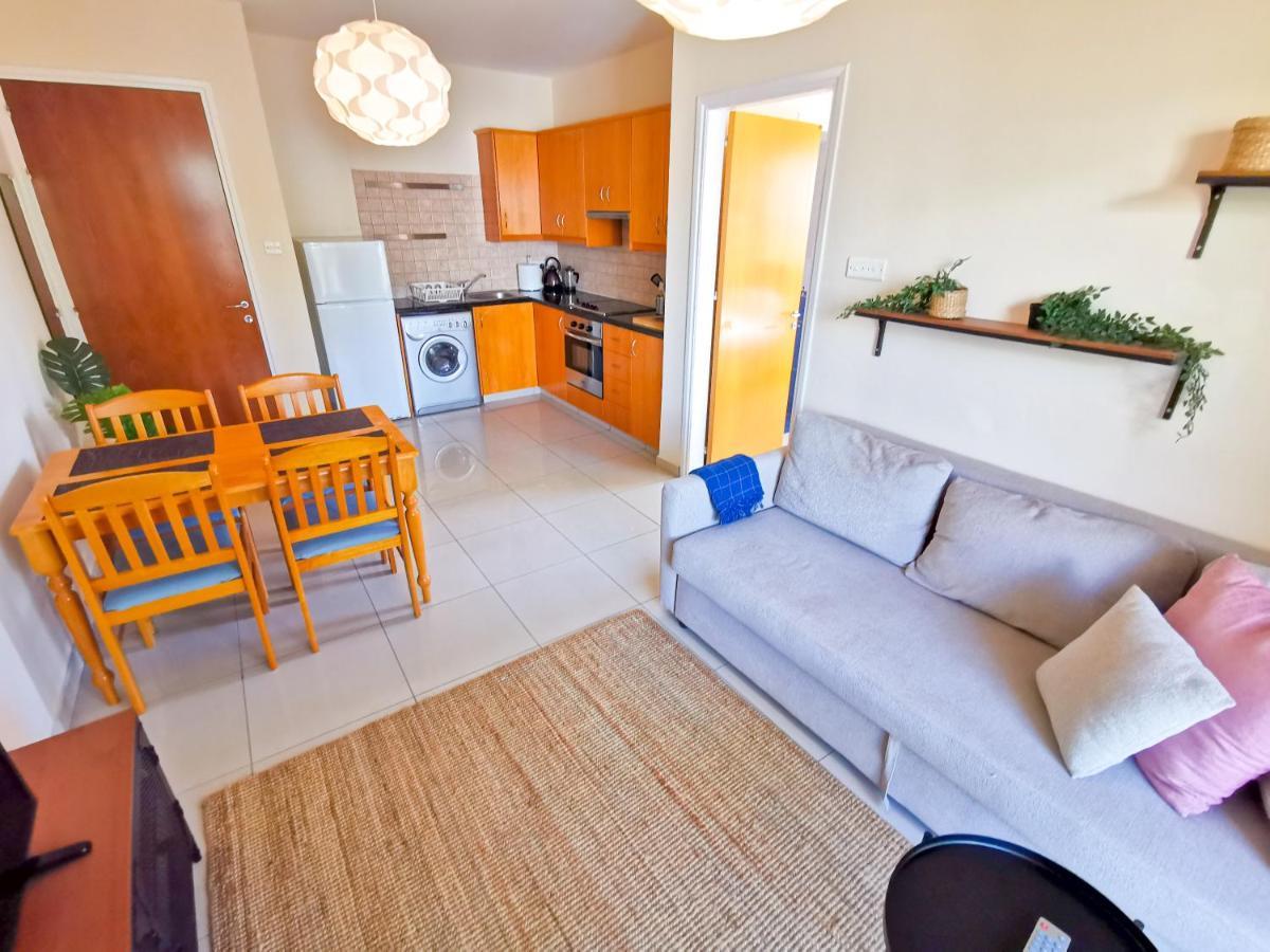 Sunny Pool Apartment Voroklini Bagian luar foto