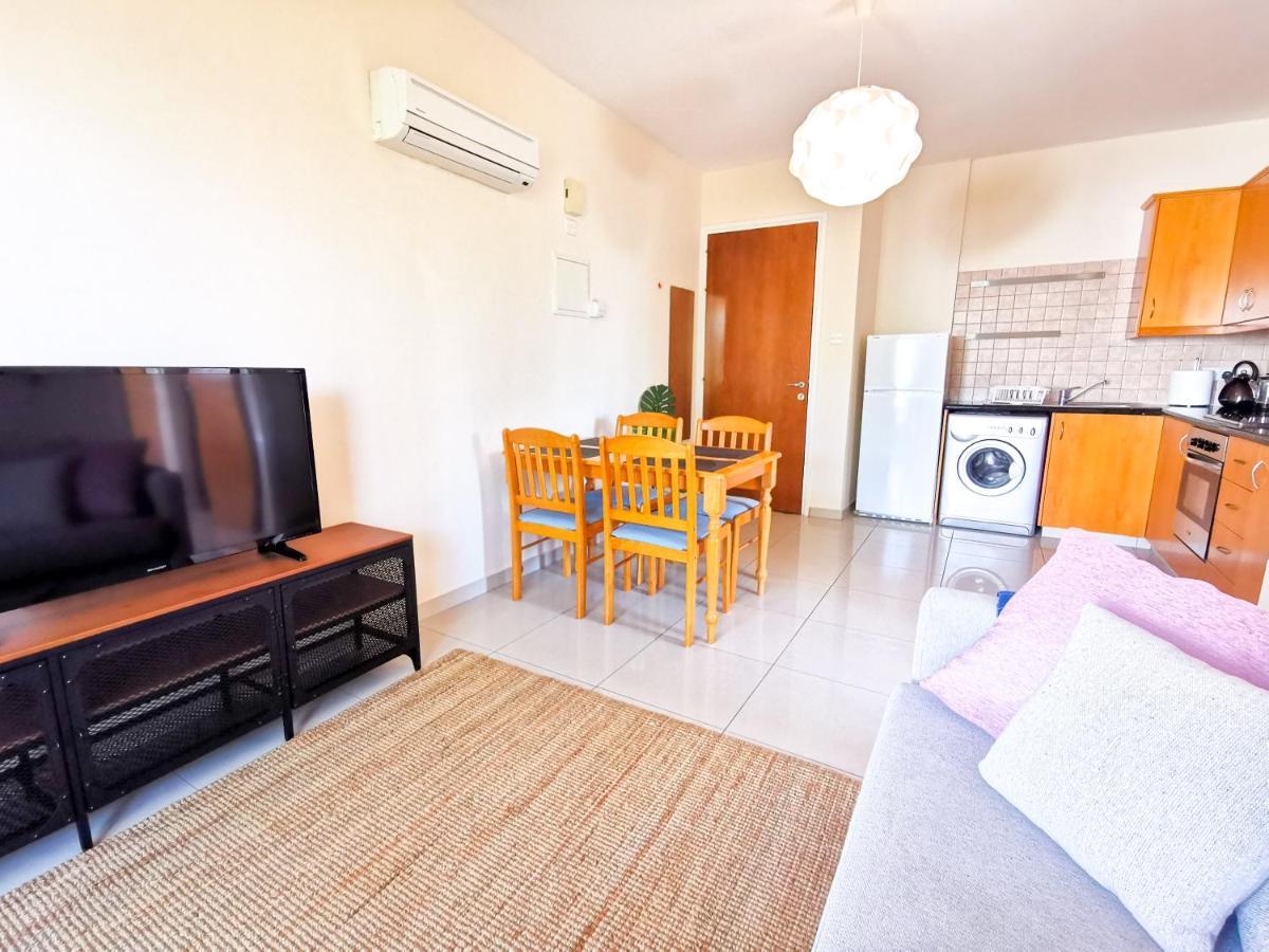 Sunny Pool Apartment Voroklini Bagian luar foto